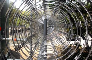 Vista del interior de un rollo de concertina de seguridad ya instalado – Ferremallas Cali