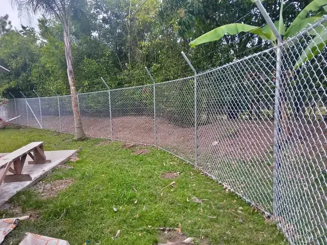 Cerramiento perimetral con malla eslabonada galvanizada en finca de Cali